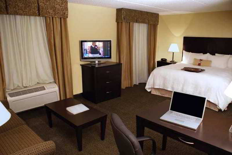 Hampton Inn & Suites Alexandria Oda fotoğraf